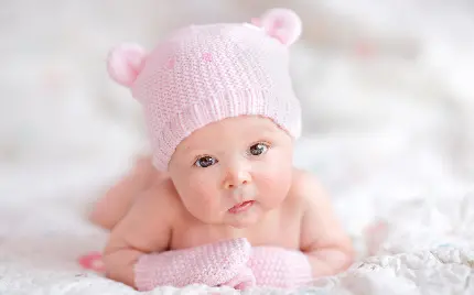 عکس کیوت ترین نوزاد کوچولوی دختر با کلاه فانتزی صورتی در یک نمای ایده آل