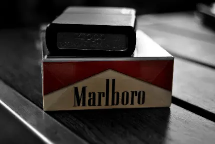 سیگار مارلبرو به همراه فندک روی آن جهت بک گراند