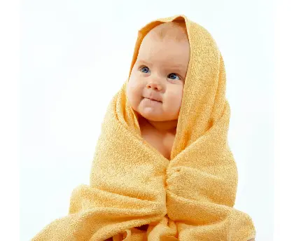ناز ترین والپیپر نوزاد کوچولوی کیوت و تپل در پتوی زرد با کیفیت Full HD 