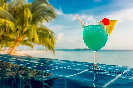 عکس استوک نوشیدنی خوشمزه سبز رنگ با بک گراند دریا مناسب پست های اینستاگرام