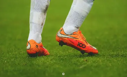 تصویر شاهکار از فوتبال بازی کردن با کفش استوک دار نارنجی 