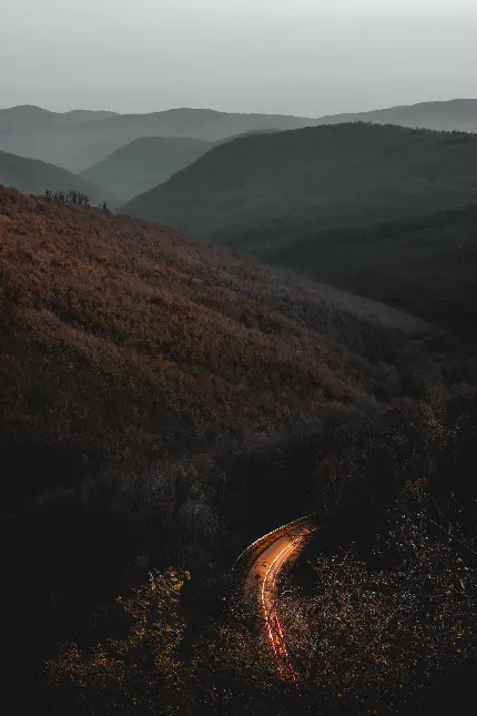 عکس استوک جاده درخشان در دل کوهستان برای زمینه گوشی جی پلاس p10