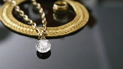ترکیب جادویی از زنجیر طلایی رنگ و مهره شفاف گران قیمت در گردنبند زیبا