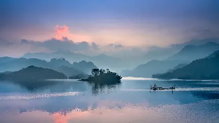 زیباترین والپیپر 9K دریاچه آرام و مه آلود برای ویندوز