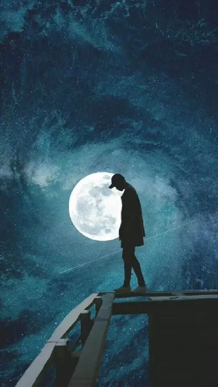 تصویر بسیار باکیفیت از پسر تنها با ماه در آسمان پرستاره شب