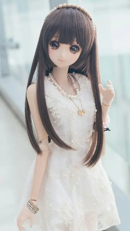 عروسک دختر کره‌ای ناز با لباس سفید در یک قاب باکیفیت 