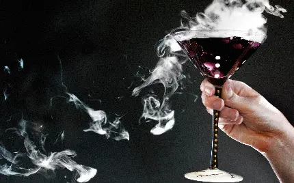 والپیپر جادویی و زیبا از نوشیدنی در دست دختر برای ویندوز 11