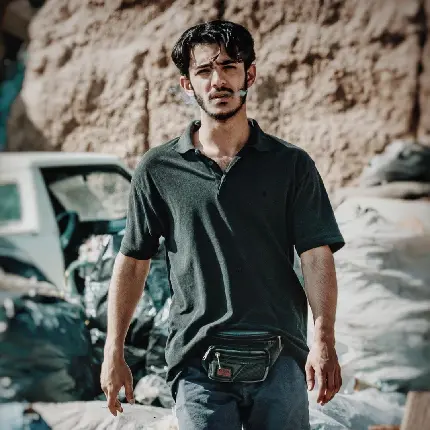 عکس سیگار در دست پسر طبیعی