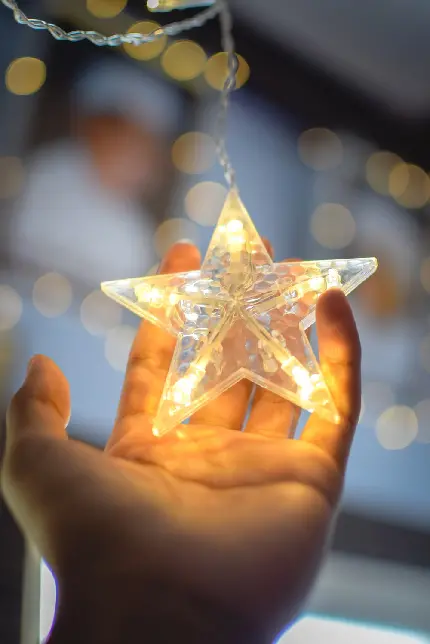 زیباترین عکس ستاره شیشه ای نورانی در دست دختر برای پروفایل