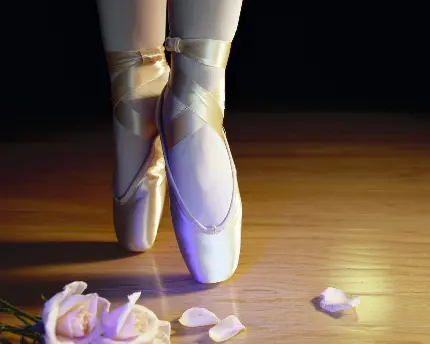 تصویر زمینه درخشان از رقصنده باله با کفش مخصوص 