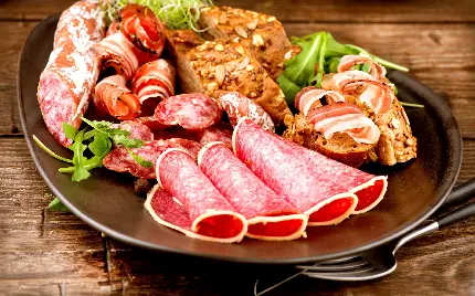 عکسی از غذایی گوشتی شامل انواع ژامبون و نان برای تصویر زمینه واتس آپ