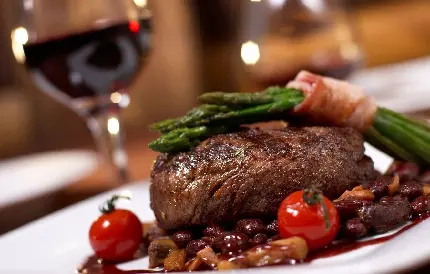 تصویر زمینە رنگی از غذای خوراک گوشت با مارچوبە و گوجە گیلاسی و لوبیا با نوشیدنی