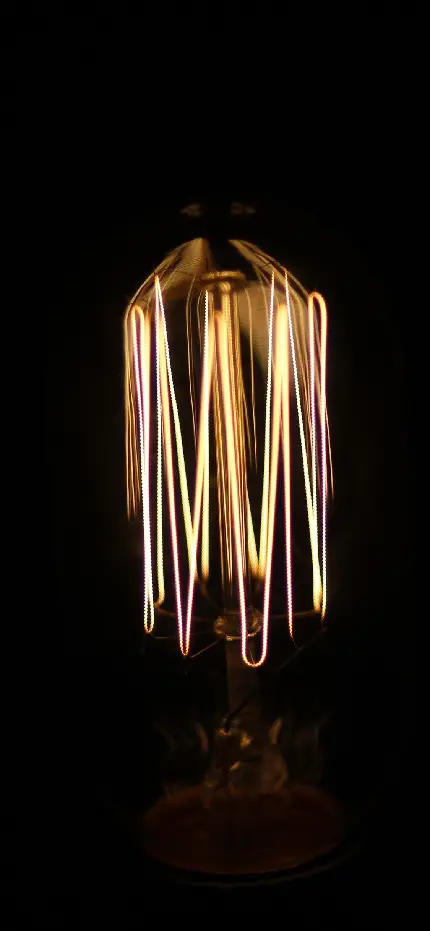 عکس بسیار جالب از لامپ روشن با طرح عجیب و تماشایی