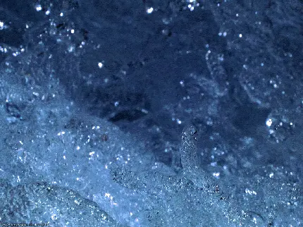 دانلود رایگان تصویر آب و بلور های ریز یخ به رنگ زیبای آبی برای والپیپر کامپیوتر