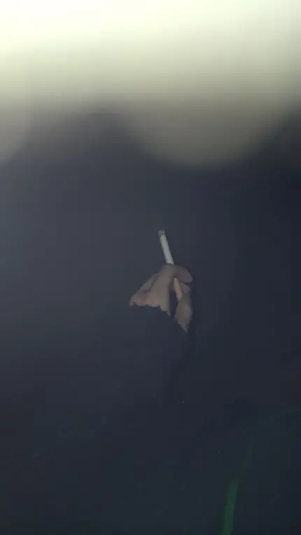 عکس سیگار در دست پسر طبیعی