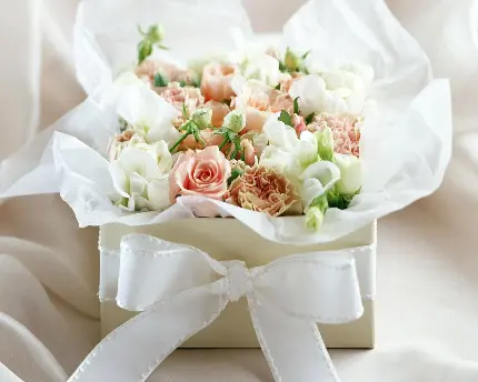 تصویر استوک شیک از باکس گل رز سفید و گل‌های رنگی دیگر با روبان سفید خاص هدیە