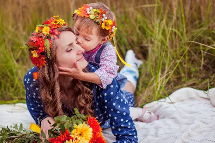 عکس دوست داشتنی 8K از مادر و کودک شاد در طبیعت