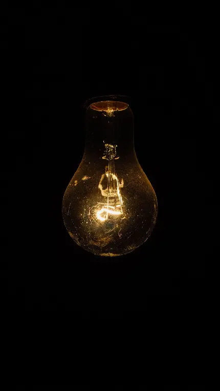 عکس زمینه ساده و خاص از لامپ روشن با زمینه تاریک