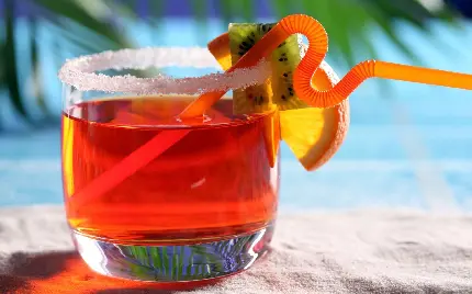عکس نوشیدنی خنک و خوشمزه به رنگ قرمز در هوای گرم ساحل با کیفیت Full HD