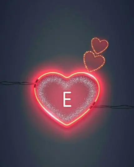 نمای خاص گرافیکی از حرف E با طرح قلب خوشرنگ