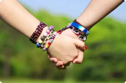 دو رفیق دست در دست هم با دستبند های معروف دوستی در یک قاب 4K زیبا