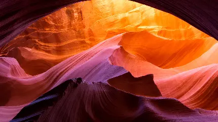 تصویر زمینه ناب از دره‌ای با سنگ‌های رنگین کمانی در بیابان آریزونا
