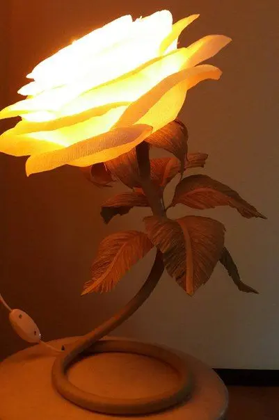 پوستر جذاب چراغ خواب گل طلایی روشن شدە با برگ‌های درشت