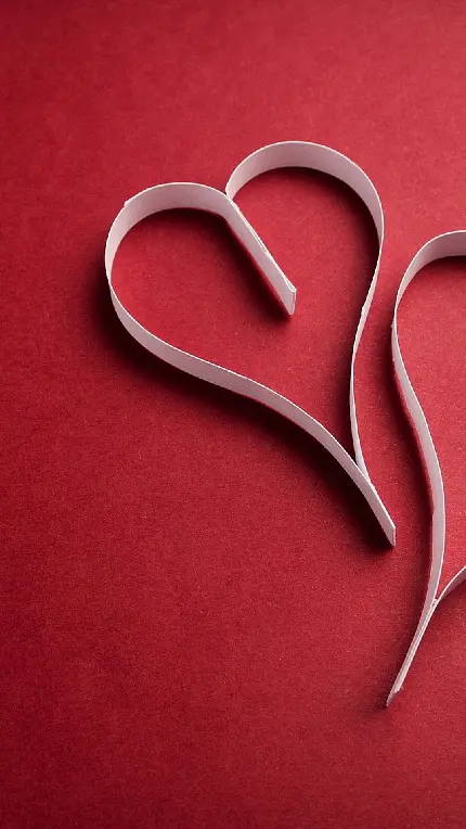 عکس استوک قرمز ساده با طرح قلب های کاغذی برای گوشی جدید هواوی