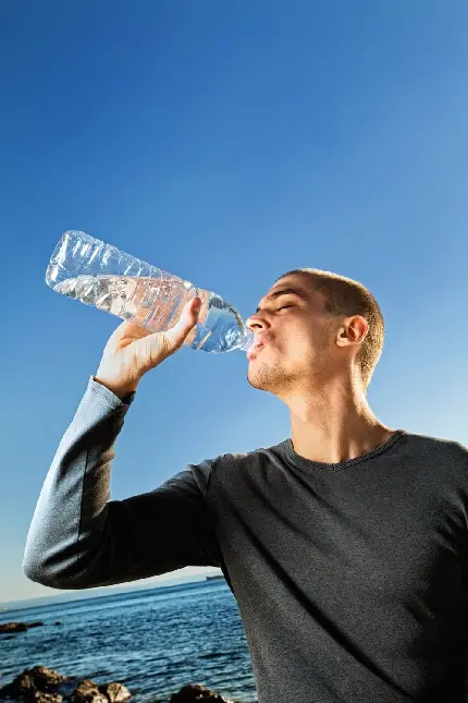 پوستر تبلیغاتی پسر پیراهن مشکی در هنگام نوشیدن آب آشامیدنی