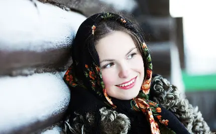 دانلود عکس جذاب دختر روسی خوشگل روسری گل‌دار مشکی تکیە دادە بە کلبە چوبی باکیفیت اچ دی مناسب موبایل