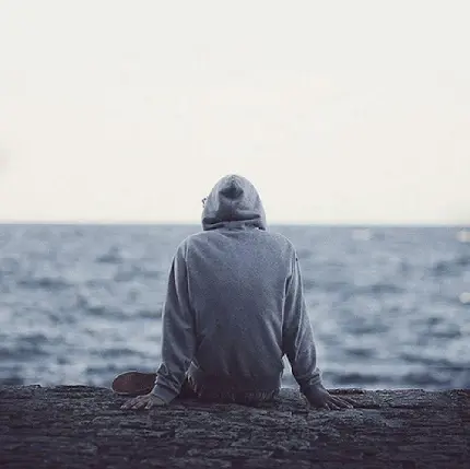 عکس پروفایل دلنشین از مرد تنها در حال تماشای دریا 