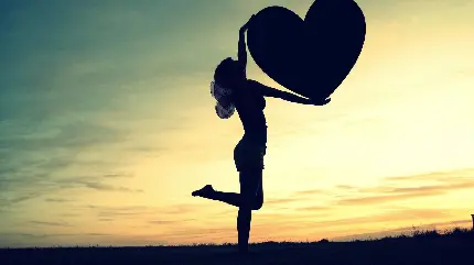 زیباترین بک گراند دخترانه قلب با زمینه آسمان غروب برای ویندوز 11