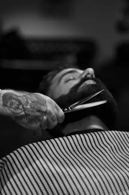 تصویر جالب از اصلاح ریش توسط آرایشگر با تم خفن سیاه سفید 