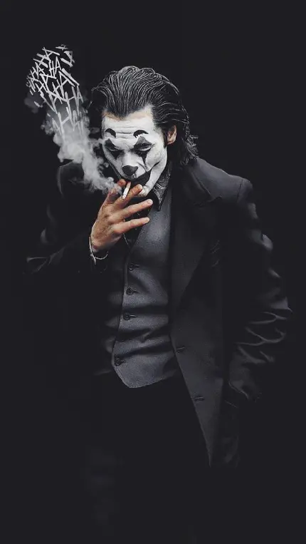 سیگار کشیدن مرد نقاب دار در یک نمای خاص و هنری 