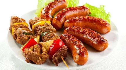 تصویر زمینه دو نوع غذای گوشتی شامل سوسیس و کباب برشته شده