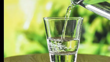 دانلود عکسی با زمینه ی نامشخص سبز از لیوان آب آشامیدنی