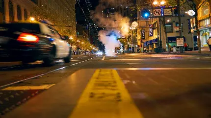 دانلود تصویر استوک عجیب و نورانی جادە شهری و دود ناشی از هرج و مرج و ماشین پلیس