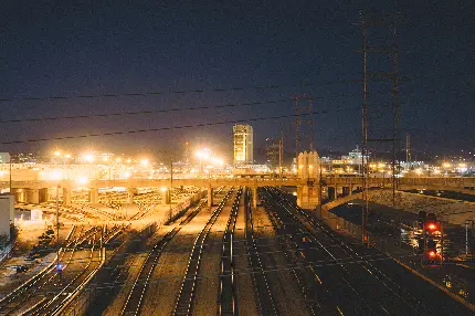 تصویر ریل‌های و مسیرهای مختلف قطار شهری در شب روشن