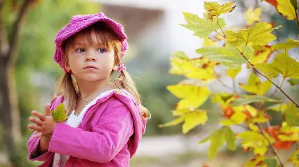 والپیپر جدید پاییزی از دختر کوچولو با لباس صورتی 