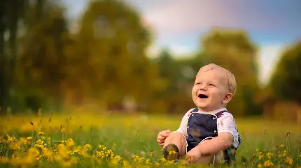 عکس زمینه دوست داشتنی از کودک شاد در طبیعت 