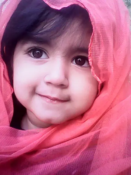 عکس پروفایل محبوب از دختر بچه زیبا با شال صورتی 