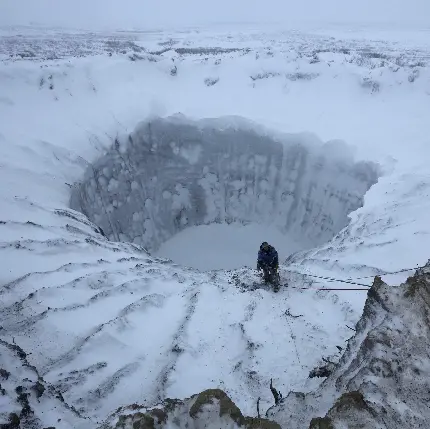 عکس زمینه حیرت برانگیز از گودال عظیم برفی در سیبری