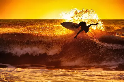 به تصویر کشیدن زیبایی موج سواری در غروب آفتاب