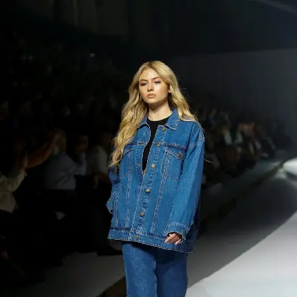 تازه‌ ترین عکس لنی کلوم با لباس جین فوق العاده زیبا برای زمینه گوشی 