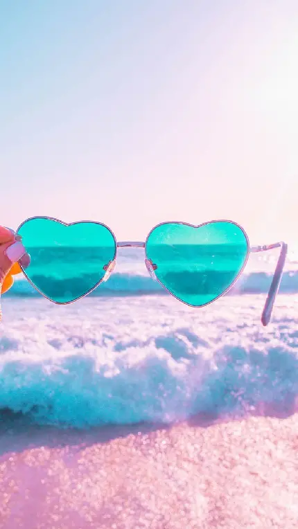 عکس تابستانی در ساحل با عینک طرح قلبی برای پروفایل دختر ها