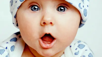بک گراند دوست داشتنی از نوزاد چشم آبی متعجب با دهان باز 