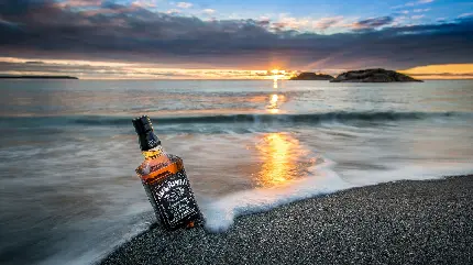 ناب ترین عکس زمینه 8K لپتاپ با طرح نوشیدنی در ساحل دریا