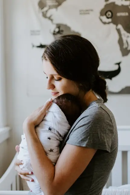 عکس استوک جدید با طرح آغوش مهربان مادر برای نوزاد