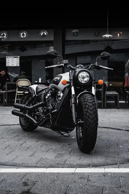 تصویر محبوب از موتور سیکلت سیاە رنگ در مقابل کافی شاپ خاص گوشی هوشمند باکیفیت hd