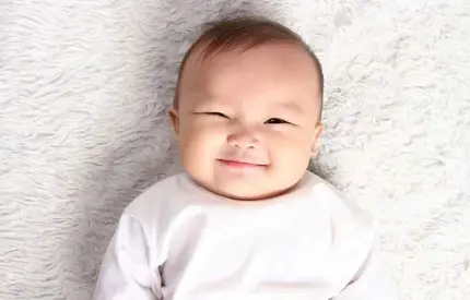 جالب ترین عکس نوزاد پسر با حالت چشمک برای دسکتاپ 